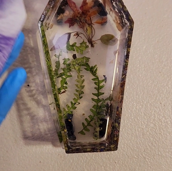 Handmade coffin trinket box with pressed botanicals - Picture 3 of 5